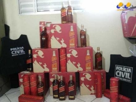 Montes Claros - PC prende homem suspeito de vender bebidas falsificadas no bairro Cândida Câmara (Foto: Ana Cláudia / G1)