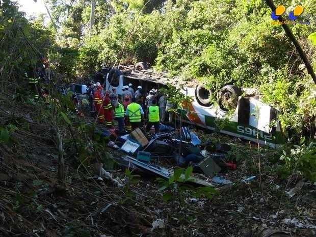 Ônibus com 31 passageiros e um motorista,  capotou e caiu em  ribanceira  (Foto: Reprodução/TV Gazeta)
