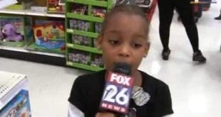 Menina de seis anos de idade roubou a cena ao pegar microfone da repórter Kristine Galvan (Foto: Reprodução/YouTube/My Fox Houston)