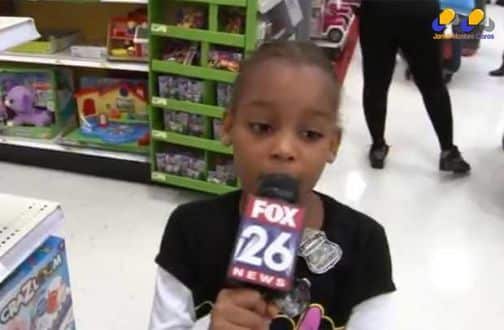 Menina de seis anos de idade roubou a cena ao pegar microfone da repórter Kristine Galvan (Foto: Reprodução/YouTube/My Fox Houston)