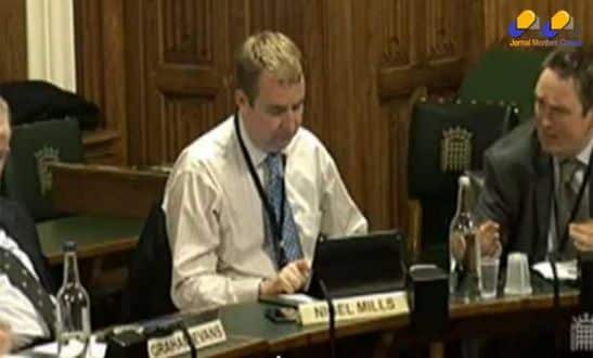 Deputado britânico Nigel Mills (centro) é flagrado jogando Candy Crush no Parlamento (Foto: Reprodução/YouTube/ViralClips247)