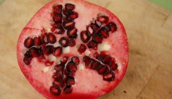 Guardar sete sementes de Romã na carteira pode trazer sorte! Na comida, a fruta também é uma boa opção