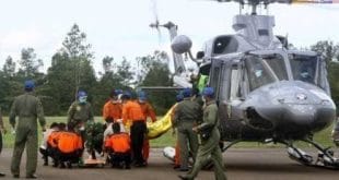 Corpos de vítimas da queda do avião da AirAsia são retirados de helicóptero nesta quinta-feira (22) em Pangkalan Bun, na Indonésia; eles foram encontrados perto da fuselagem da aeronave, no fundo do mar (Foto: Yudha Manx/AFP)
