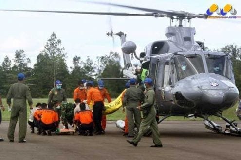 Corpos de vítimas da queda do avião da AirAsia são retirados de helicóptero nesta quinta-feira (22) em Pangkalan Bun, na Indonésia; eles foram encontrados perto da fuselagem da aeronave, no fundo do mar (Foto: Yudha Manx/AFP)