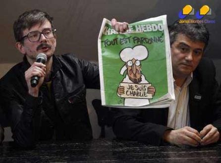 O cartunista Renald Luzier (à esquerda), e o colunista Patrick Pelloux, ambos de Charlie Hebdo, apresentam o novo número do semanário Charlie Hebdo, em 13 de janeiro