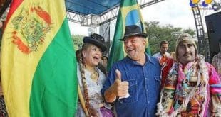 Ex-presidente posou para fotos, pregou por maior integração do Mercosul e pediu um "viva" para Evo Morales, que se reelegeu pela terceira vez na Bolívia