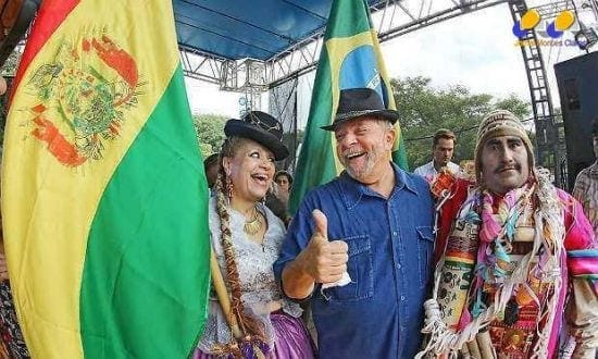 Ex-presidente posou para fotos, pregou por maior integração do Mercosul e pediu um "viva" para Evo Morales, que se reelegeu pela terceira vez na Bolívia