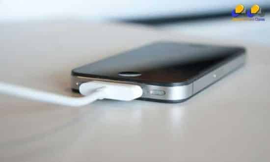 Não se deve atender o celular na tomada, nem puxar o cabo do aparelho enquanto carrega ou usar baterias e carregadores que não sejam originais