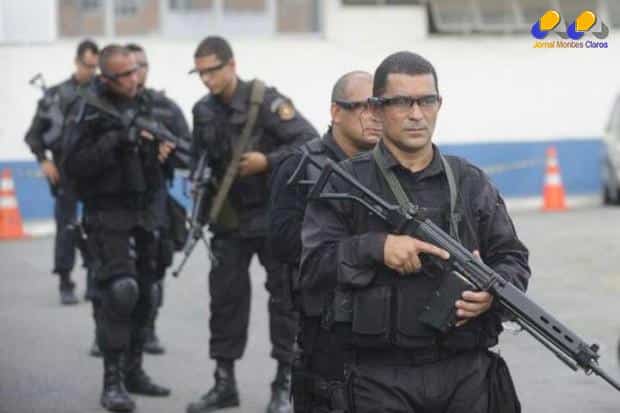 Policiais militares do Bope usam câmeras de vídeo acopladas em óculos especiais para filmar a varredura em busca de traficantes na processo de ocupação da favela da Maré.IMAGEM: