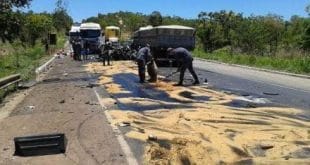 Norte de Minas - Carreta perde os freios bate em carro e deixa um morto e seis feridos em Grão Mogol