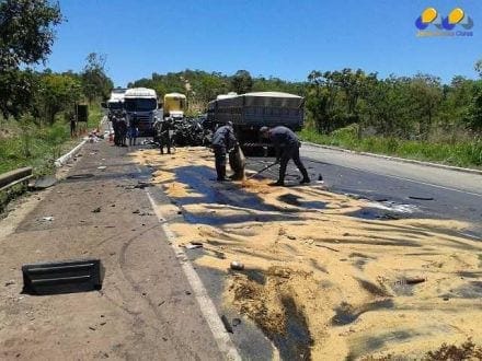 Norte de Minas - Carreta perde os freios bate em carro e deixa um morto e seis feridos em Grão Mogol