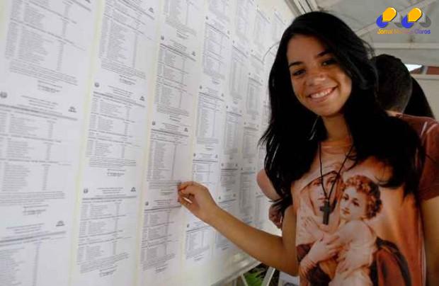 Helena Ferreira, de 21 anos, foi aprovada para o curso de Enfermagem da Unimontes.