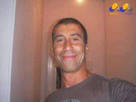 O policial de 42 anos foi a primeira vítima fatal do atentado. Ele era muçulmano. Merabet é pai de duas crianças.   Frederic Boisseau Frederic trabalhava na manutenção do prédio onde ficava a sede da revista.  Franck Brinsolaro O policial de 49 anos estaria liderando a segurança policial dedicada ao cartunista Charb (que estava sob proteção desde 2009 pelas ameaças). Ele é pai de uma menina de um ano de idade.  Mustapha Ourrad Mustapha Ourrad era revisor da Charlie Hebdo e tinha ascendência algeriana.