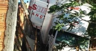 Montes Claros - Motorista perde controle de caminhão e atinge casa no bairro Bela Paisagem