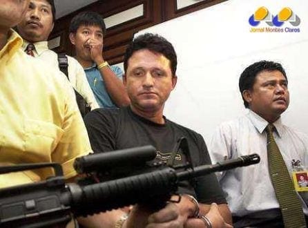 Guarda da polícia da Indonésia acompanha o brasileiro Marco Archer Cardoso Moreira durante uma coletiva de imprensa em Jakarta, em 20 de agosto de 2003