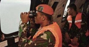 Membros da Força Aérea da Indonésia buscam pelos corpos das vítimas no Mar de Java