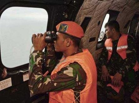 Membros da Força Aérea da Indonésia buscam pelos corpos das vítimas no Mar de Java