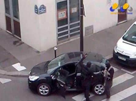 Reprodução de imagem de TV mostra homens armados após ataque ao jornal Charlie Hebdo em Paris. 07/01/2015