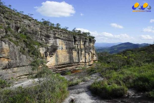 O parque abriga mirantes, grutas, praias, piscinas naturais, picos e as belas cachoeiras