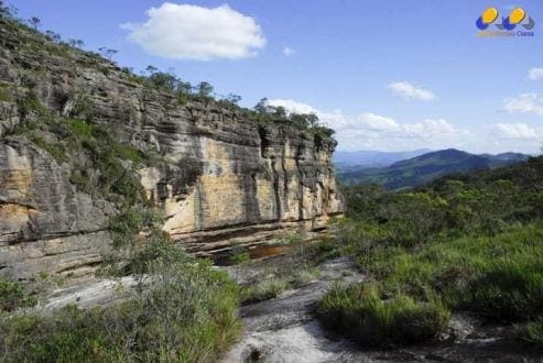 O parque abriga mirantes, grutas, praias, piscinas naturais, picos e as belas cachoeiras