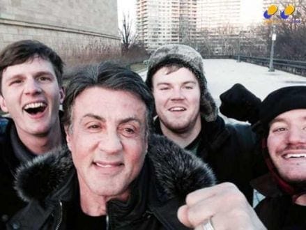 Sylvester Stallone tira selfie ao lado de fãs nos EUA