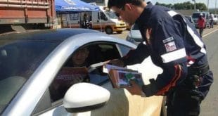 Norte de Minas - Blitz alerta foliões sobre o risco de acidentes