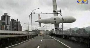 Ásia - Motorista registra em vídeo momento em que avião caiu em rio de Taiwan
