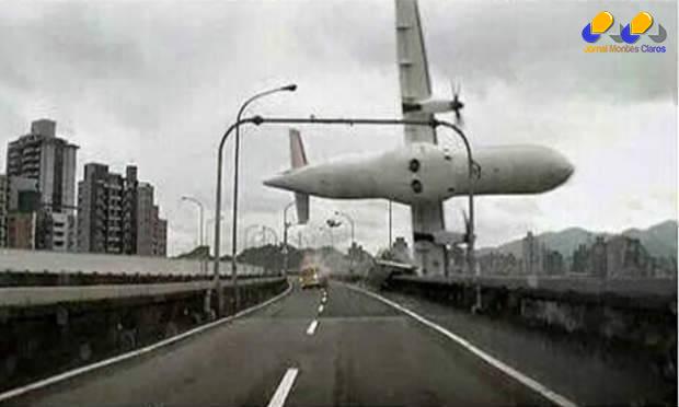 Ásia - Motorista registra em vídeo momento em que avião caiu em rio de Taiwan