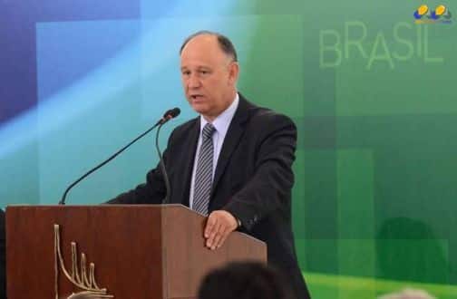 O ministro da Secretaria de Relações Institucionais, Pepe Vargas, durante cerimônia de transmissão de cargo em Brasília, em 2 de fevereiro Foto: Wilson Dias / Agência Brasil