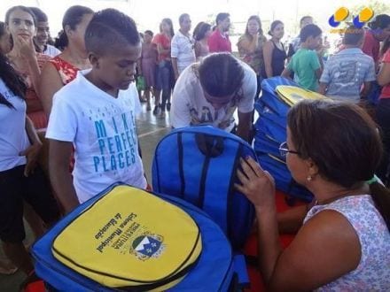 Montes Claros - Rede municipal de ensino realiza a entrega dos kits escolares