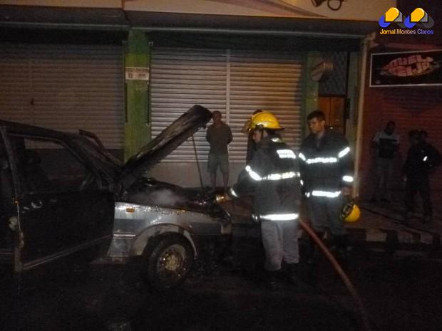 Montes Claros - Bombeiros combatem dois incêndios em veículos