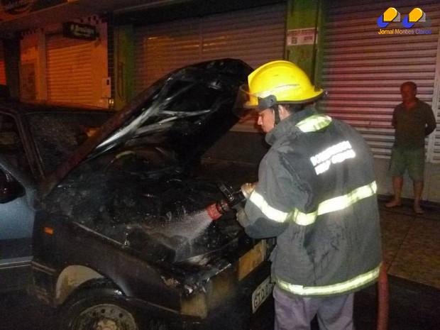 Montes Claros - Bombeiros combatem dois incêndios em veículos