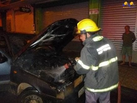 Montes Claros - Bombeiros combatem dois incêndios em veículos