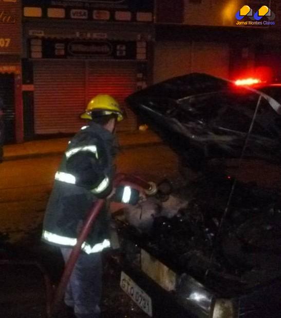 Montes Claros - Bombeiros combatem dois incêndios em veículos