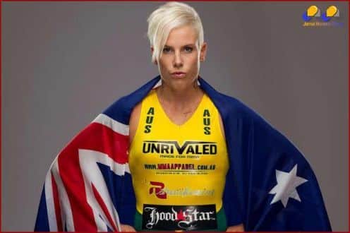 MMA - Lutadora do UFC exibe corte profundo com osso à mostra