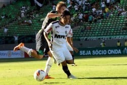 Gols da virada foram marcados depois da expulsão de Patrick Foto: Denis Dias / Gazeta Press