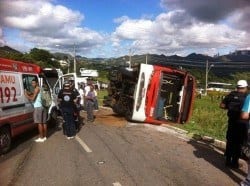 MG - Acidente entre caminhão, ônibus e moto mata um e deixa feridos