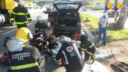 Motorista do veículo de passeio ficou gravemente ferido com o impacto da colisão (Foto: Corpo de Bombeiros/Divulgação)