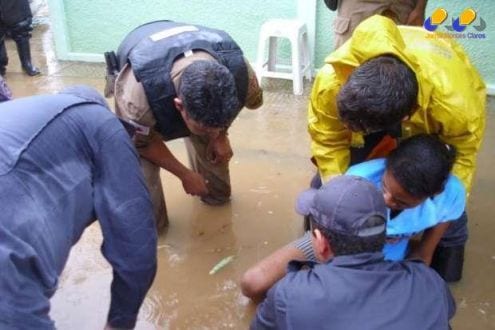 Norte de Minas - Bombeiros resgatam duas irmãs que ficaram presas em bueiro em Januária