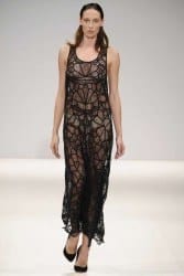A brasileira Mariana Jungmann desfilou pela segunda vez no Fashion Scout, evento paralelo à programação oficial da semana de moda de Londres, na sexta (20)