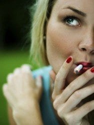 Muitas mulheres afirmam ter medo de engordar ao parar de fumar Foto: iStock
