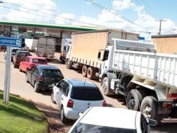 Fila de mais de 100 metros para garantir abastecimento em Sinop, no Norte do Estado Foto: Luiz Ornaghi / Só Notícias