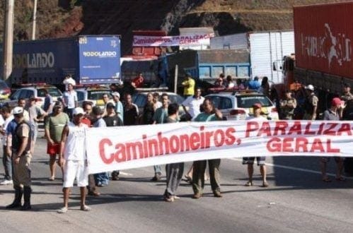 MG - Caminhoneiros protestam e interditam rodovias de Minas Gerais