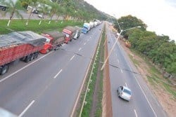 Caminhoneiros interrompem trecho da rodovia Fernão Dias, em MG