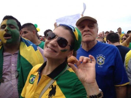 Os manifestantes estão espalhados pelas duas pistas da orla, mas o trânsito não foi interrompido para quem segue do Posto 6 em direção ao Leme