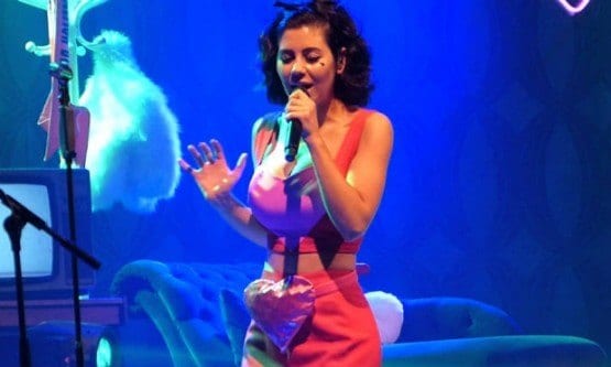 A cantora Marina and the Diamonds cancelou o show após problemas no voo
