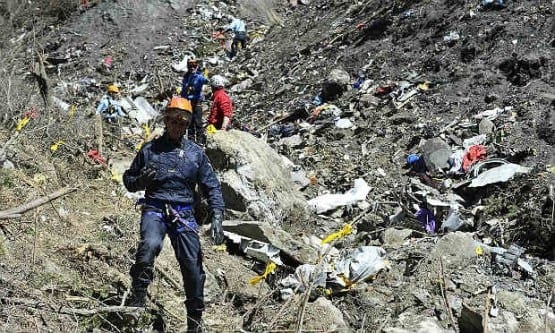 Equipes de resgate começaram neste domingo o sexto dia consecutivo de buscas na área do desastre Foto: AFP
