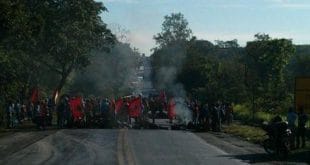 Norte de Minas - Manifestantes interditam BR-251