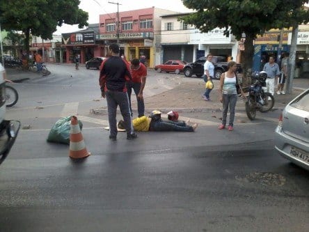 Montes Claros - Óleo na Av. Padre Chico causa acidente deixando uma pessoa ferida