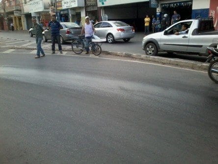 Montes Claros - Óleo na Av. Padre Chico causa acidente deixando uma pessoa ferida